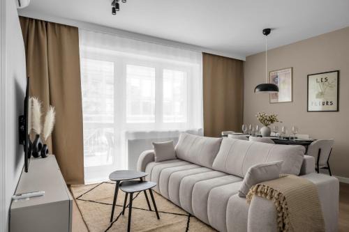 Ochota Three-Bedroom Apartment - 79m2, Parking, Balcony - by Rentujemy