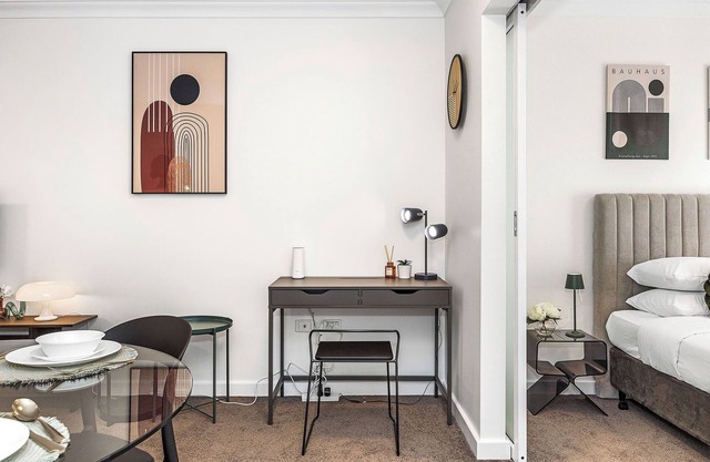 Offering a blend of comfort and convenience, located just 5 minutes from Perth's CBD and the Convention Centre. Nestled behind the lush greenery of Kings Park , guests can enjoy peaceful scenery from the balcony yet be close enough to the city!