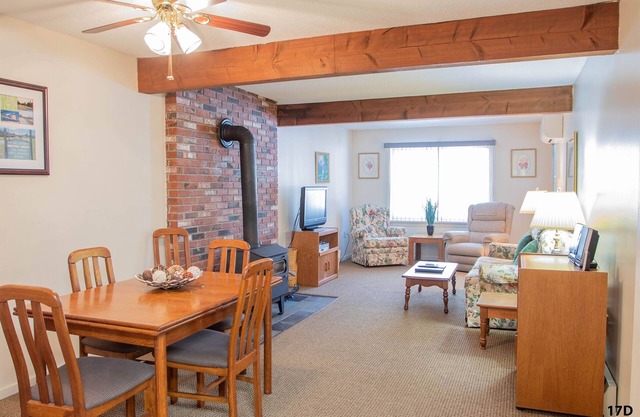 Official Seasons RMC Condo 17D- 2 Bedrooms - Sleeps 6 - No Fees