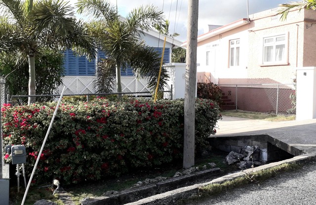 Oistins Bungalow 3 Min Walk to Beach + Pool Deck