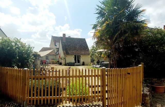 Old charming Touraine house, completely renovated, surrounded by trees and enclosed.