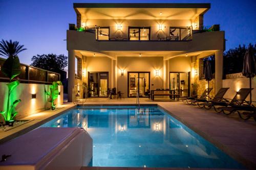 Old Cinema Suites - Stylishly Decorated Retreat with Pool or Jacuzzi by the Sea in the Heart of Laganas Βy Villa Mana Gers