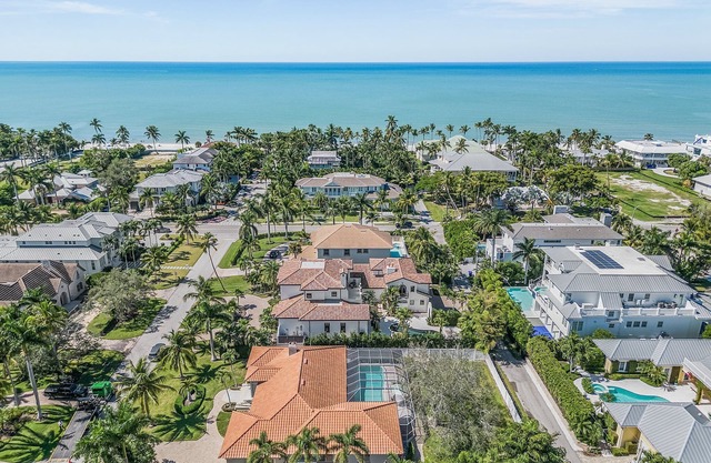 Old Naples Luxury 4BR Home - Truly Close to Beach & 5th Ave