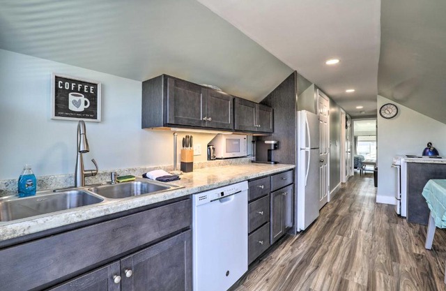 Old Orchard Beach Apartment - Quick Walk to Beach!