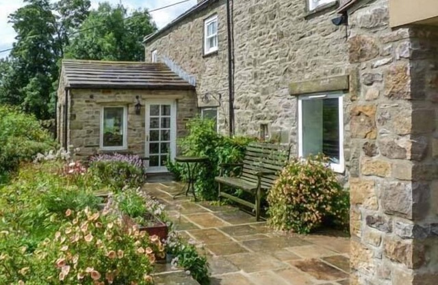 OLD POST OFFICE, pet friendly, character holiday cottage in Marrick