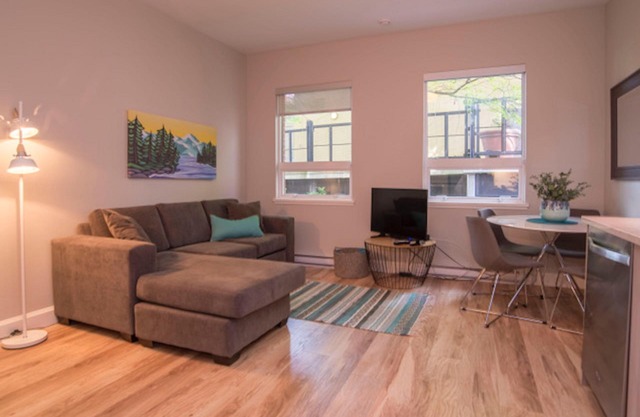 Old Town Open-Plan with High Ceilings and Original Artwork