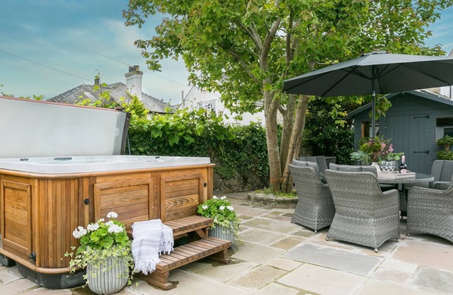Olinda Cottage - a ground floor bedroom that sleeps 6 guests in 3 bedrooms