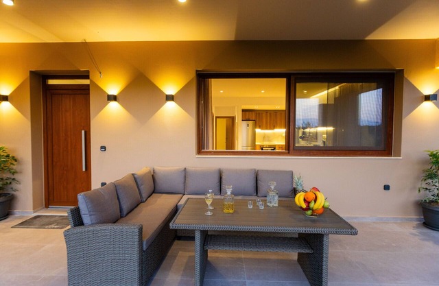 Olivia,a modern retreat near beach & amenities