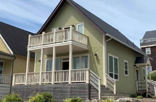 Olivia Beach Parkside house with hot tub and short walk to beach