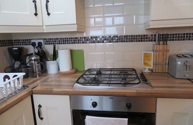 On quiet street in Dublin city centre, 3 bedroom 2 bath nr OConnell St