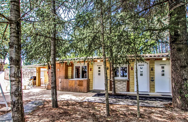 On the edge of nature, in a quiet location, lies this cozy cottage with whirlpool and large sun terr