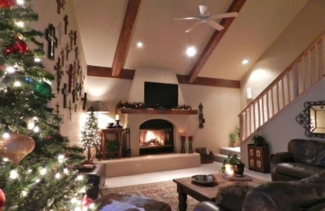 ON THE RIVER w/HOT TUB-Picture Perfect Luxury Red River Ski Chalet