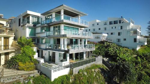 On The Rocks - Beachfront To Convent Beach