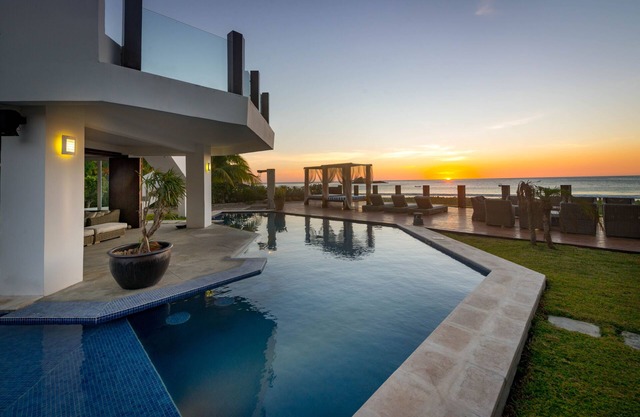 On the sands of Playa Marsella, 7bdrm sleeps 14, private villa, pool, AC