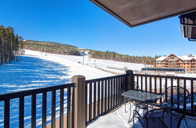 ON THE SLOPES. FAST RESPONSE. Ski Side Corner Unit, Crystal Peak Lodge 2BR/2BA
