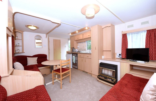 One bed static with parking. Walk to Lynton Town Centre. Free fishing onsite