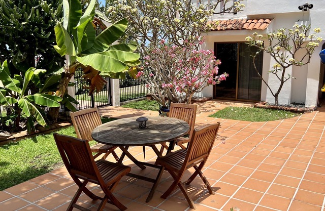 One bedroom oceanfront guesthouse.