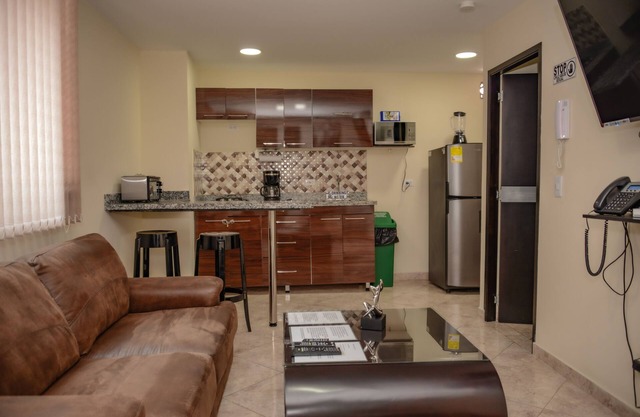 One Bedroom AC HOT TUB WIFI King Bed 2 Flat screens. Parque Poblado Elevator