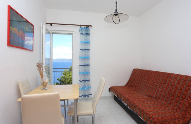 One bedroom apartment with balcony and sea view Lokva Rogoznica, Omiš (A-17645-c)