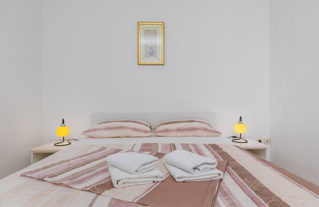 One bedroom apartment with balcony and sea view Lokva Rogoznica, Omiš (A-23105-b)