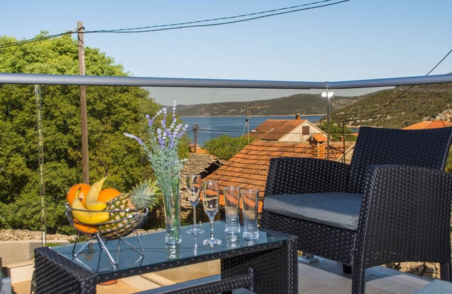 One bedroom apartment with terrace and sea view Drvenik Veliki, Drvenik (A-16377-c)