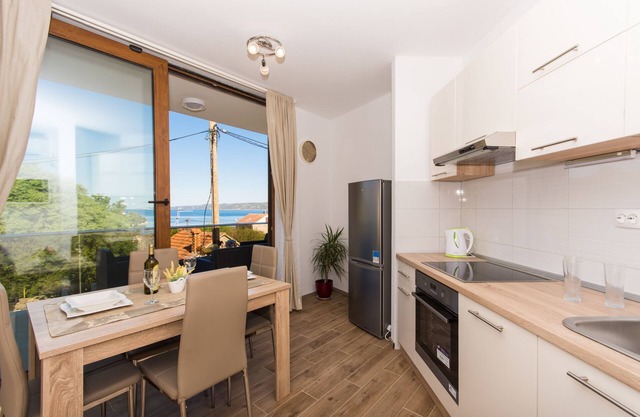 One bedroom apartment with terrace and sea view Drvenik Veliki, Drvenik (A-16377-d)