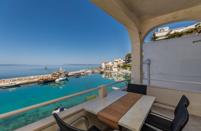 One bedroom apartment near beach Drašnice, Makarska (A-2670-b)