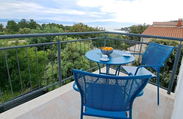 One bedroom apartment with balcony and sea view Rogač, Šolta (A-21346-b)