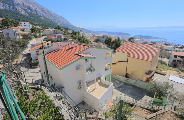 One bedroom apartment with balcony and sea view Makarska (A-18213-a)
