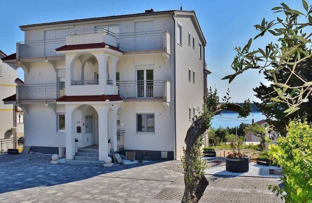 One bedroom apartment with terrace and sea view Banjol, Rab (A-21159-a)