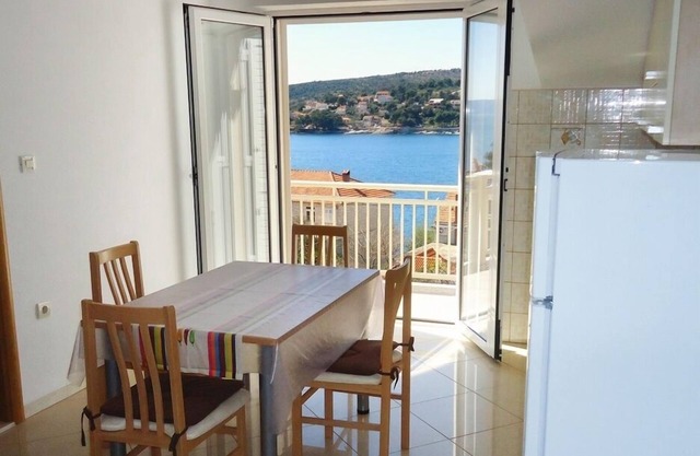 One bedroom apartment with balcony and sea view Sumartin, Brač (A-5620-c)