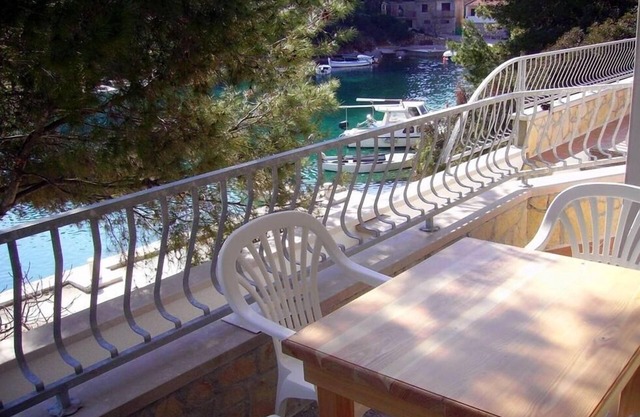 One bedroom apartment near beach Basina, Hvar (A-4599-g)