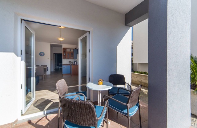 One bedroom apartment near beach Brist, Makarska (A-11078-a)