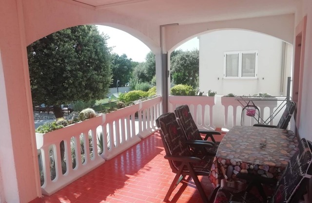 One bedroom apartment near beach Mandre, Pag (A-8655-a)