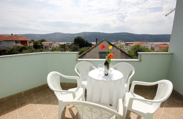 One bedroom apartment with terrace and sea view Poljica, Trogir (A-10010-a)