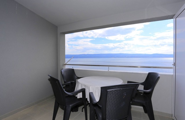 One bedroom apartment with terrace and sea view Nemira, Omiš (A-17039-b)