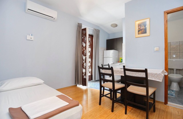 One bedroom apartment with terrace and sea view Nemira, Omiš (A-17039-c)