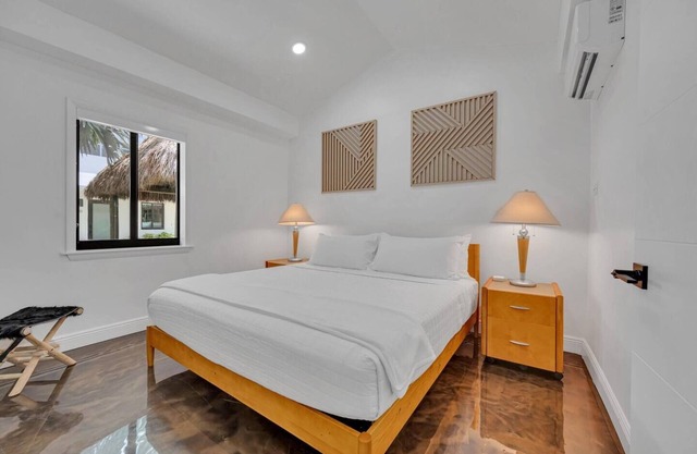 One Bedroom King Suite in a Tropical Retreat Freedom House Fort Lauderdale FLn