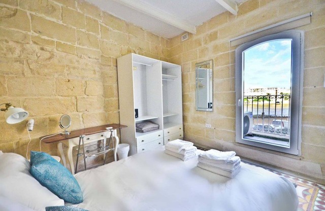One-Bedroom Townhouse in Birgu with Sea Views