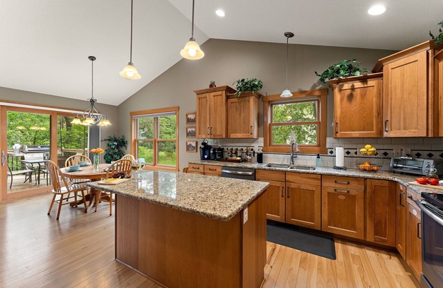 One Level Retreat 10 min to Mayo, No Stairs, Power recliner, Jacuzzi, Fire Place