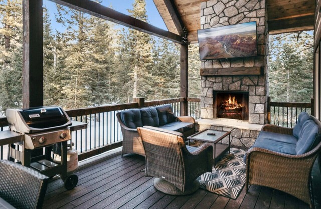 One of a Kind Cabin- Game Room, Fire Pit, Covered Deck w/Fireplace & Spa!
