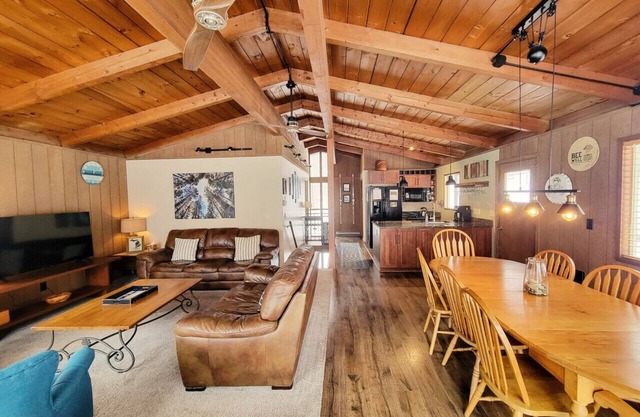 One-of-a-Kind Chalet, Pool Table, Minutes to Golf