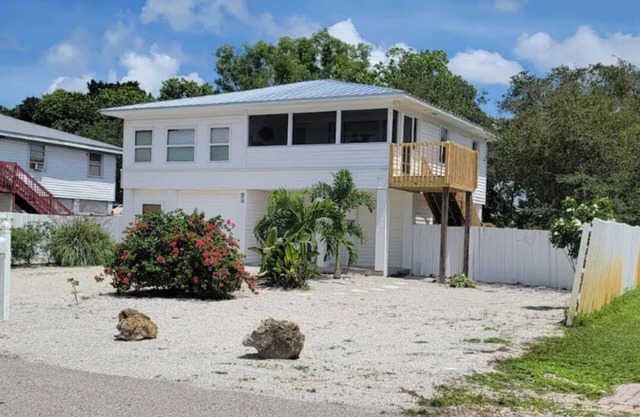 One Step Spacious Kit W & D Close to Everything 3 Mi To Beach Sleeps 4 King Bed