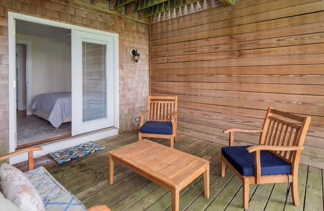 Open Concept 6-bedroom beach house in delightful Middletown with AC, WiFi