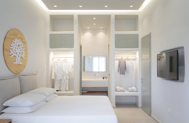 Open-plan suite with garden view, steam shower, outdoor hot tub, breakfast incl.