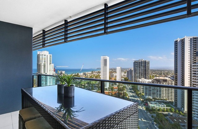 Oracle Broadbeach Gorgeous Modern 2 Bed 1 Bath Apartment - CoastHM