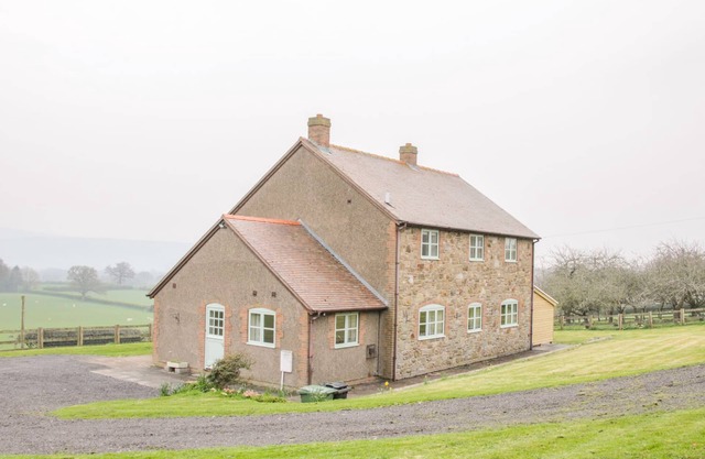 ORCHARD COTTAGE, pet friendly, with open fire in Church Stretton