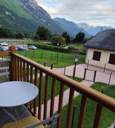 Ossau T2 5 personnes 1 chambre draps serviettes inclus parking moustiquaires tout confort près du ski