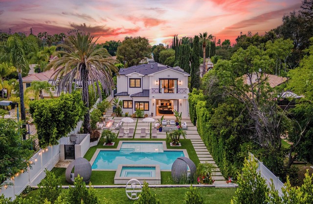 Otis Ave - Modern Farmhouse Retreat w/Pool, Spa & Luxe Interiors