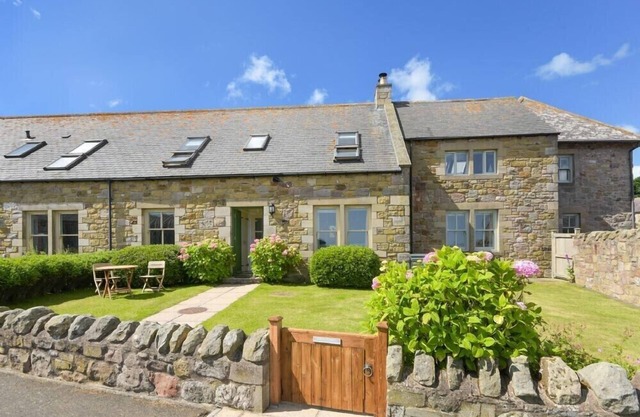 OTTOLINE COTTAGE, pet friendly, country holiday cottage in Embleton